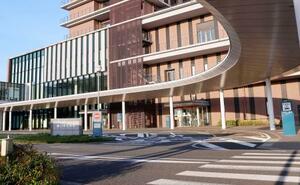 　男性が倒れていた豊川市民病院のロータリー付近＝３日午後、愛知県豊川市八幡町