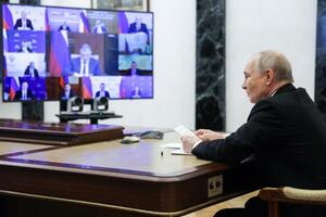 23日、モスクワでオンライン政府会合を開くロシアのプーチン大統領(右)(大統領府提供・タス=共同)