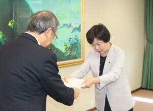 花角英世知事に意見書を手渡す井上智美代表監査委員(右)=28日、県庁