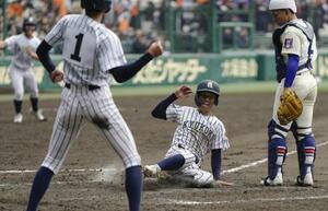 　神戸国際大付―九州国際大付　タイブレークの１１回裏九州国際大付２死一、三塁、吉田の２点二塁打で一走柴原（右から２人目）がサヨナラの生還＝甲子園