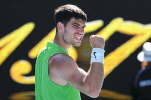 　男子シングルス２回戦でストレート勝ちし、喜ぶカルロス・アルカラス＝メルボルン（ＡＰ＝共同）