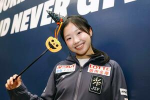 優勝から一夜明け、撮影に応じる中井亜美=19日、アンジェ(共同)
