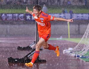 富山-新潟 延長前半5分、MF太田修介が決めて3-2=富山県総合運動公園陸上競技場(上越支社・大渕一洋)
