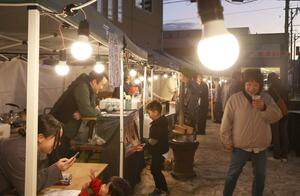川口地域などの店が出店した「あったか横丁」＝長岡市東川口