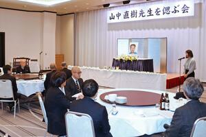 山中直樹さんをしのぶ会で献花する出席者＝新潟市中央区