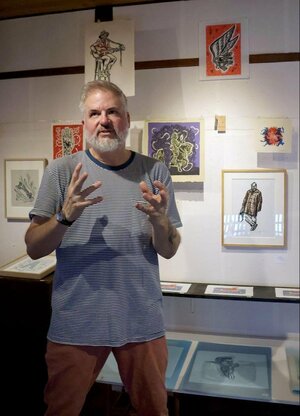 自身の展示作品について話すドン・キルパトリック3世さん=3日、新潟市中央区上大川前通10