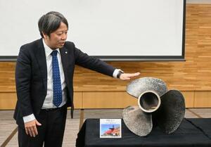 　ダイヘンが開発した金属３Ｄプリンターのシステムを使って製造した船舶用プロペラのサンプル＝１８日午前、大阪市