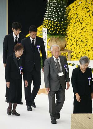 全国戦没者追悼式で本県の遺族を代表して献花した川﨑三一さん(右から2人目)=15日、東京・日本武道館