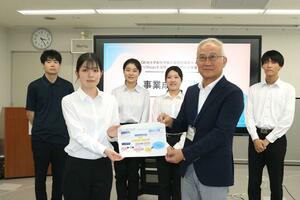 加茂市の五十嵐副市長に提案書を提出する学生たち=加茂市役所