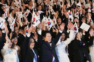 韓国の「光復節」式典で国旗を振る李在明大統領(前列中央)=15日、ソウル(共同)