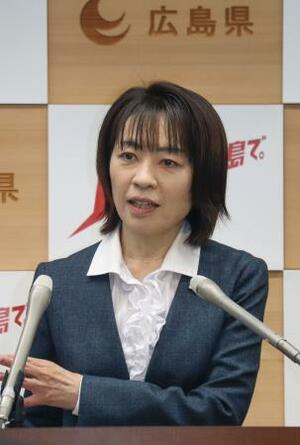 　記者会見する広島県の横田美香知事＝２３日午前、県庁