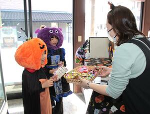 仮装して商店を訪れた子どもたち=糸魚川市本町