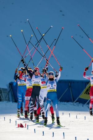 　ノルディックスキーのＷ杯複合女子で前半距離のスタート前に、五輪から女子が除外されていることに抗議し、ストックを掲げて「Ｘ」の文字を作る選手たち＝１月３０日、オーストリア・ゼーフェルト（共同）