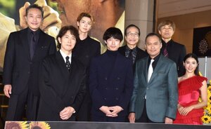 映画『盤上の向日葵』ジャパンプレミアに登壇した(前列左から)佐々木蔵之介、坂口健太郎、渡辺謙、土屋太鳳 (後列左から)音尾琢真、高杉真宙、小日向文世、熊澤尚人監督 (C)ORICON NewS inc.