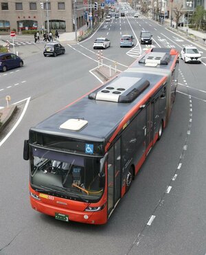 新潟市内を走る連節バス=4月、新潟市中央区