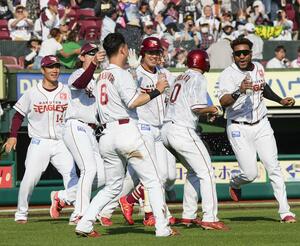 9回、サヨナラ犠飛を放ちチームメートから祝福を受ける楽天・渡辺佳(右から3人目)=楽天モバイルパーク
