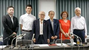 記者会見を終え、写真に納まる原水禁の谷雅志事務局長(左から2人目)、被団協の田中熙巳代表委員(同3人目)、原水協の安井正和事務局長(右端)ら=23日午後、東京都千代田区