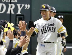 7回、2ランを放ち、ナインとタッチするソフトバンク・近藤=みずほペイペイドーム