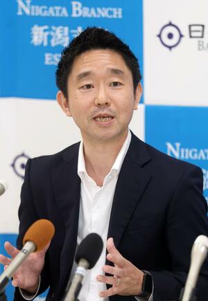 会見に臨む日銀新潟支店新支店長の吉村研太郎氏=16日、新潟市中央区