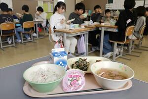 「ももいろ」をテーマにした給食を楽しんだ佐々木小の児童=11日、新発田市則清