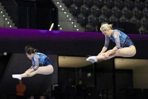 シンクロナイズド女子準決勝で演技する森ひかる(右)、田中沙季組=パンプロナ(共同)