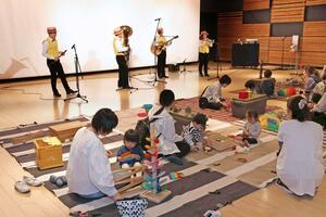 障害のある子や乳幼児も楽しめるように企画された音楽会=アオーレ長岡