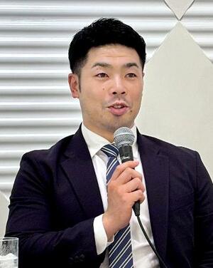 日本プロ野球選手会の新会長に就任し記者会見するソフトバンクの近藤健介=8日、大阪市