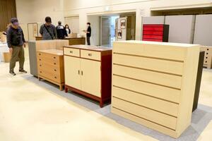 地場メーカーの技術が光る製品が一堂に並ぶ「加茂桐簞笥まつり」=17日、加茂市幸町2
