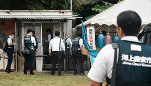 　辺野古沖で転覆した船の運航団体の関係先に家宅捜索に入る海保係官＝２０日午前８時５９分、沖縄県名護市