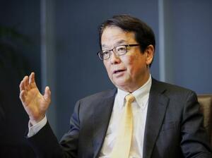 インタビューに答える日本製鉄の森高弘副会長