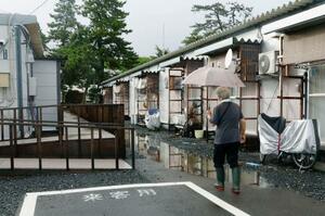 10日の大雨で床下浸水した石川県珠洲市の上戸町第2団地=12日午後