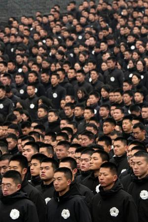 「南京大虐殺記念館」で開催された国家追悼式典の参列者=13日、中国江蘇省南京市(共同)