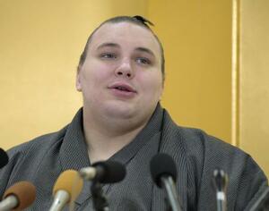 　記者会見で意気込みを語る安青錦＝２４日、大阪府松原市