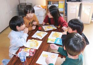 学童クラブで放課後の時間を過ごす子どもたち。市は開設、運営への補助を拡大し、保護者の負担軽減を図る＝小千谷市上ノ山１