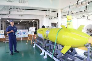 新潟県内初寄港に合わせ、内部が公開された大型測量船「平洋」=8月23日、新潟市東区