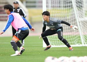 向上心を持って練習に励むGK小島亨介=沖縄県沖縄市(写真映像部・永井隆司)