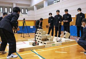 中学生が白熱した戦いを繰り広げたロボットコンテスト県大会=長岡市三島中条
