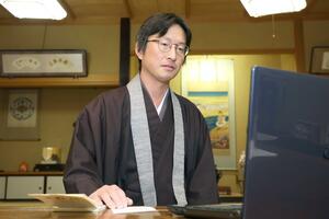 インターネット中継で花角英世知事の会見を見つめる朝倉奏さん。「やっぱり、こうなってしまったか」と険しい表情を見せた＝２１日、新潟市中央区