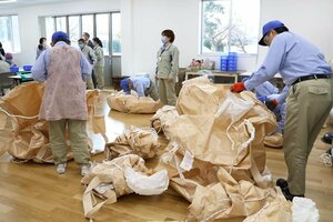 新しい建物内で仕事をする障害のある社員ら=胎内市倉敷町