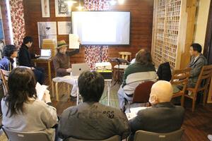 国内外の詠み手が英語短歌を発表し合ったサンフォード・ゴールドステイン生誕１００周年イベント＝新発田市板山