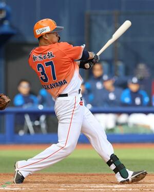 ７回裏、中山翔太が走者一掃の二塁打を放つ＝エコスタ