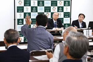 見附市内の小中学校についての意見交換会=見附市役所