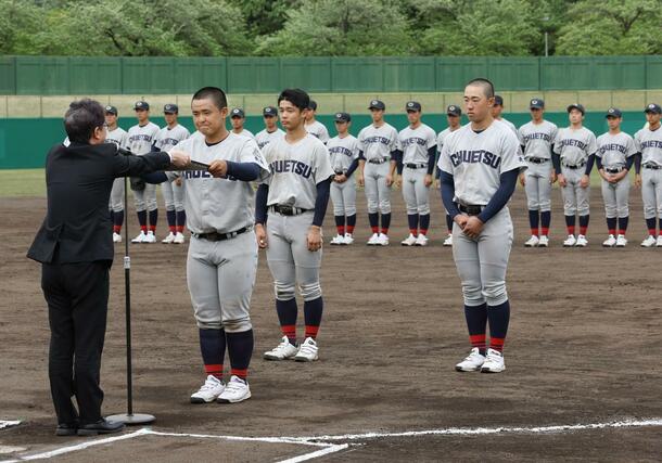 北越-中越 表彰式で賞状を受け取る中越の選手=長岡市悠久山