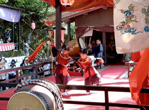 根知山寺の延年で披露された鏡の舞＝糸魚川市山寺