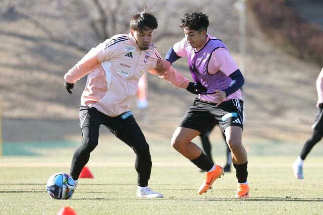 新加入のＭＦ大西悠介（右）＝宮崎県都城市