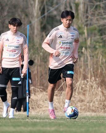 試合前日の練習に臨むDF舩木翔(右)=3月28日、聖籠町
