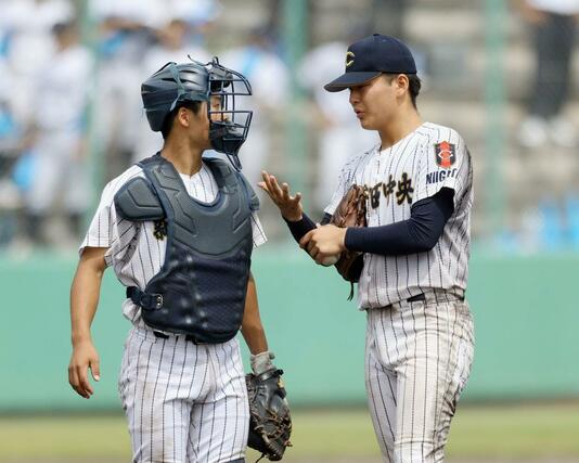 新発田中央－新潟産大付　６回、右手のしびれを訴える新発田中央のエース五十嵐結史（右）と捕手加藤蛍太郎＝新発田市五十公野運動公園野球場