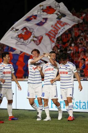 Ｃ大阪－新潟　小野裕二が２点目を決める。喜ぶ選手たち＝ヨドコウ