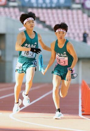 中越の２区波形泰良（左）が３区保坂玲弥にタスキを渡す＝新潟市中央区