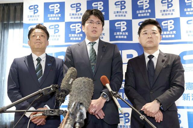 新潟市内で取材に応じる、立憲民主党新潟県連所属の土田竜吾県議（中央）ら＝２７日午前